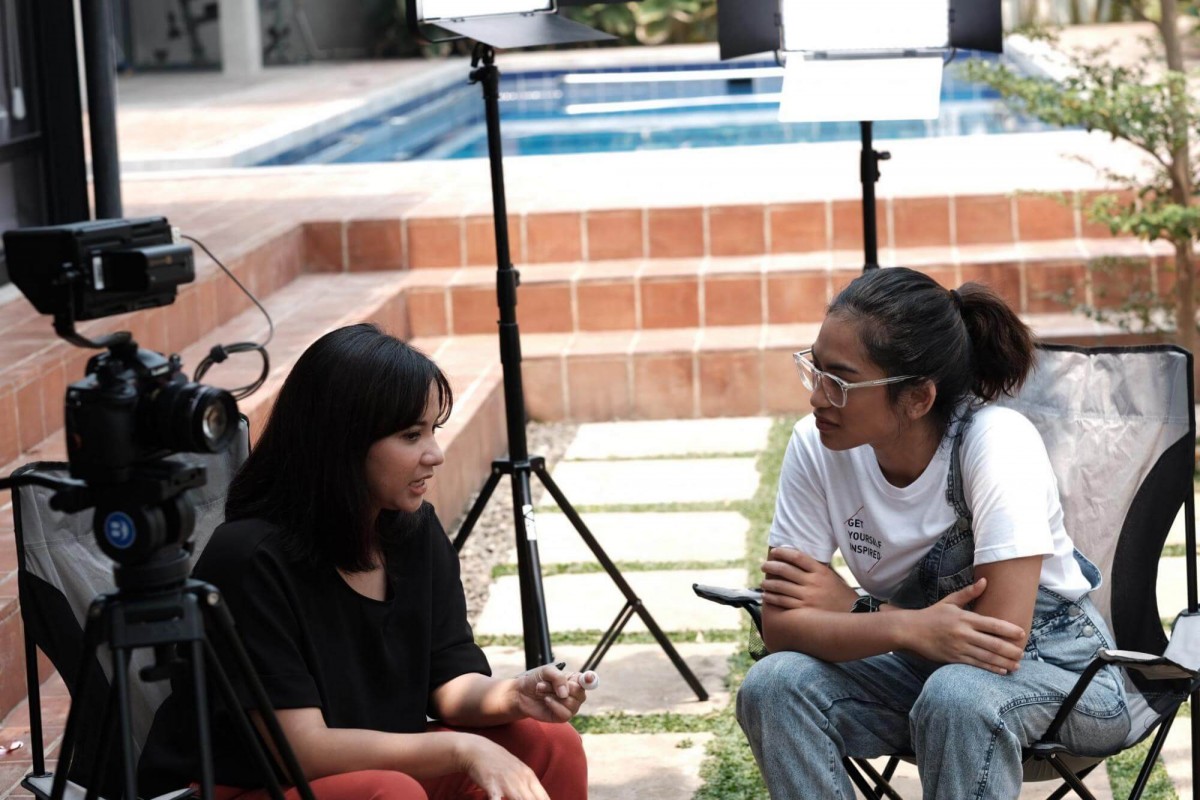 Naya sedang mengobrol dengan host MLDSPOT TV